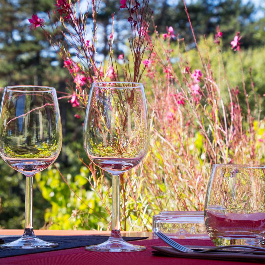 Gedeckter Tisch auf der Terrasse