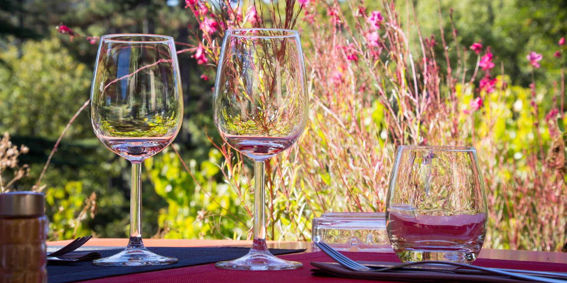Gedeckter Tisch auf der Terrasse