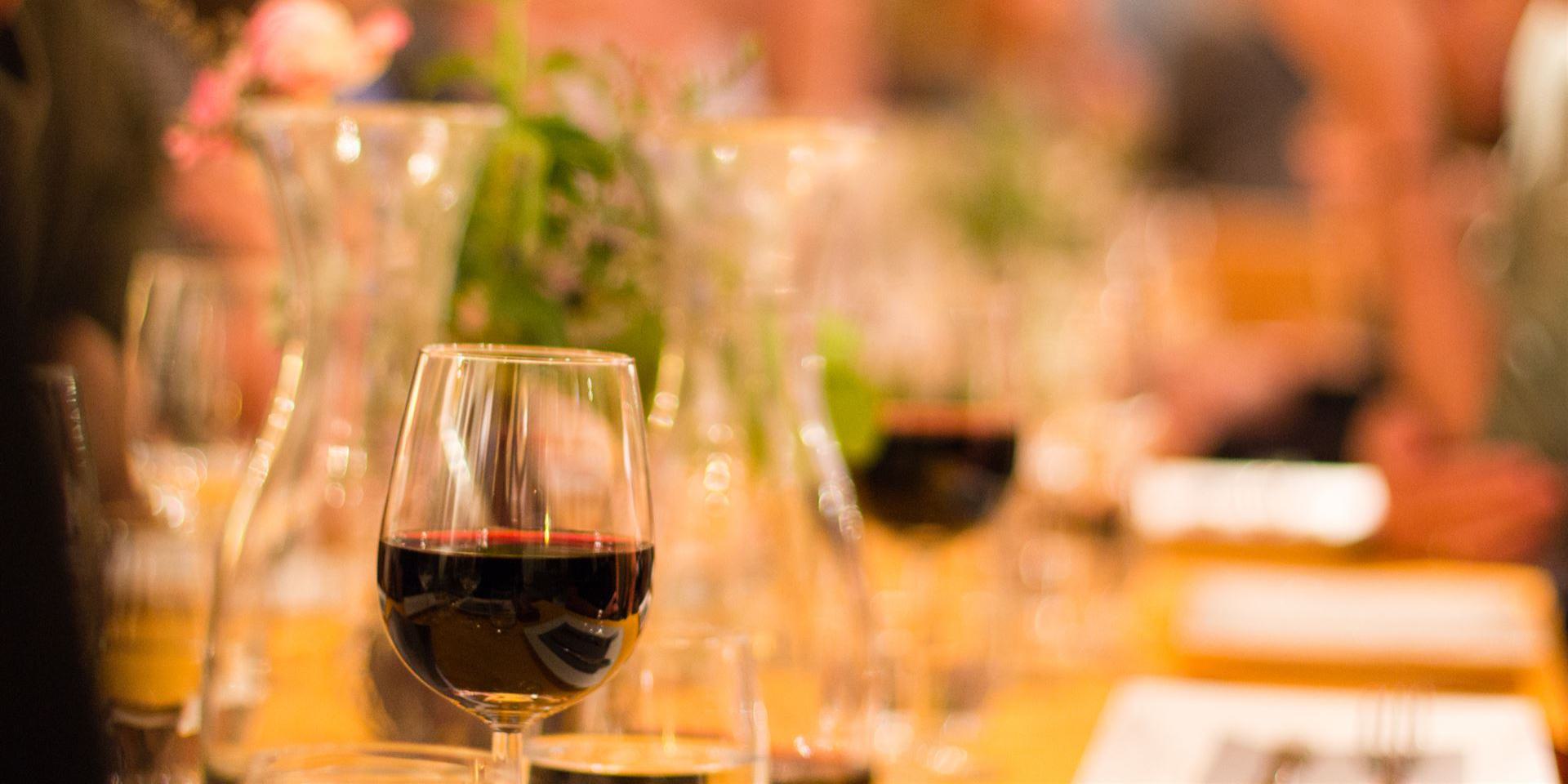 Rotwein in Gläsern auf dem Tisch