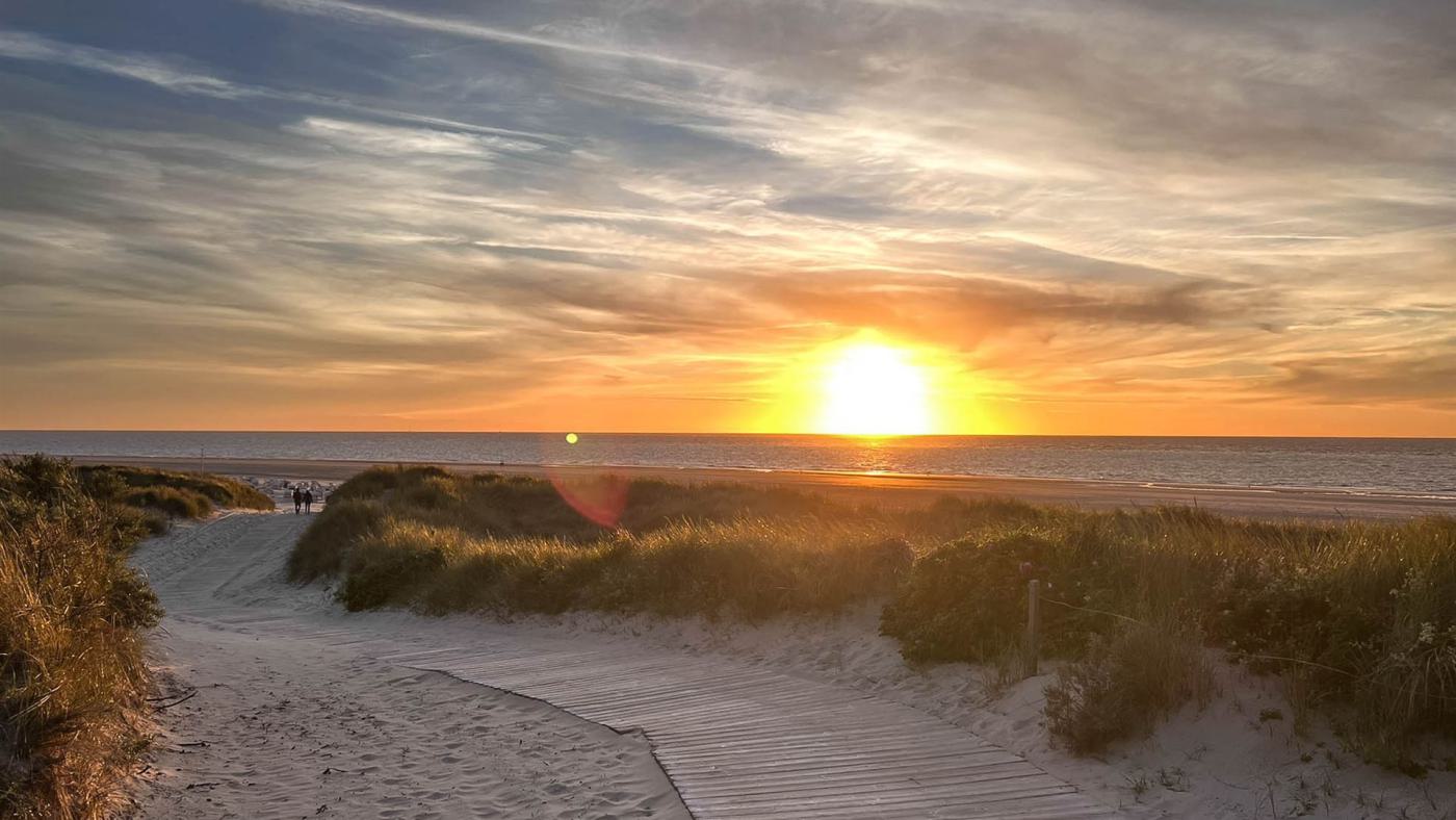 Immer wieder schön: die leuchtende Sonne versinkt im Meer
